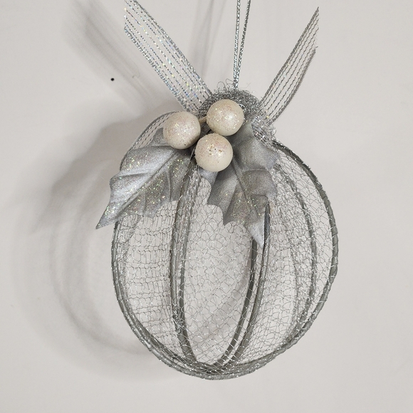 A RED AND WHITE ORNAMENT COLLECTION WITH A GOLDEN LIGHT UP STAR - Picture 4 of 11